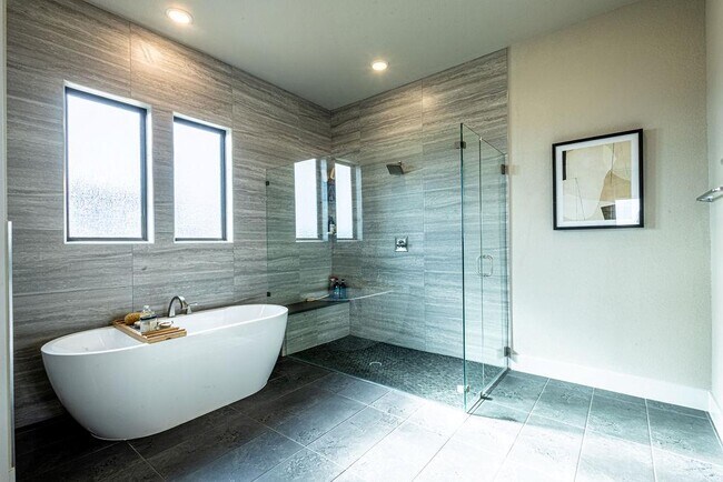 Building Photo - 217 Northcrest Dr