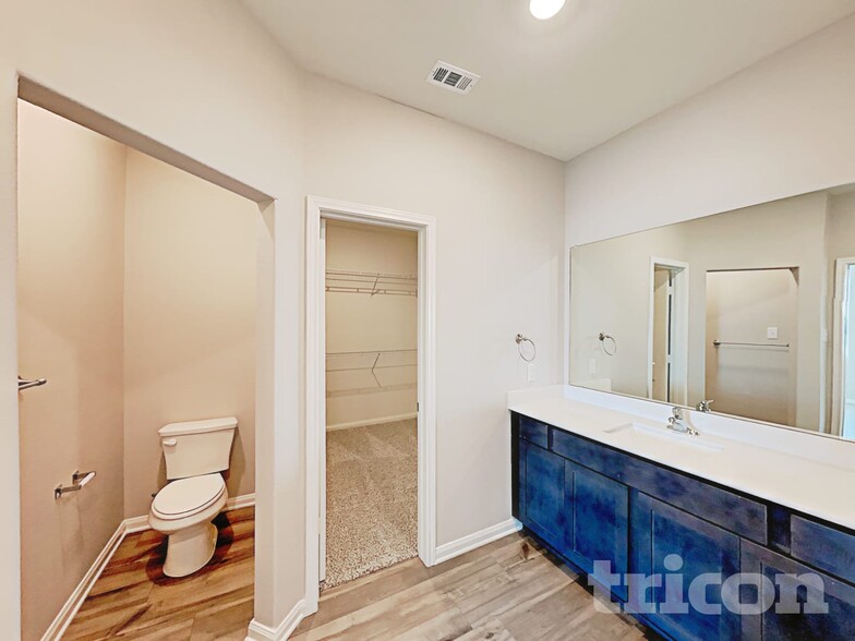 Building Photo - 900 Clark Dr