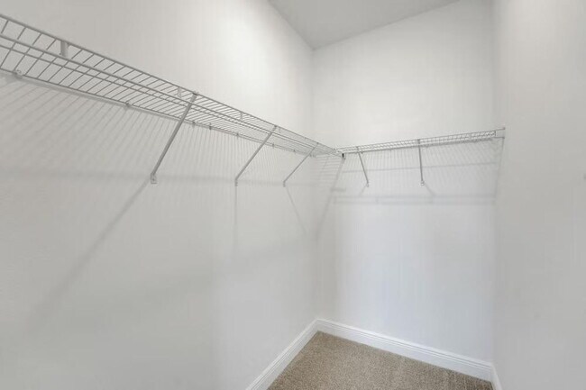 Building Photo - "Spacious 4-Bedroom Gem with 3 Full Baths in Charming Winter Garden!"