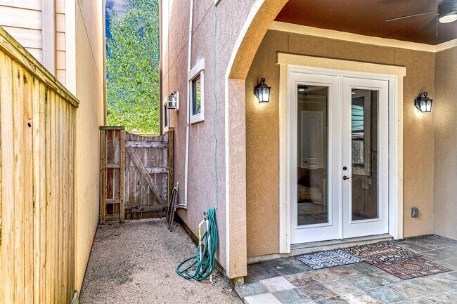 Building Photo - 11022 Robin Hood Ct