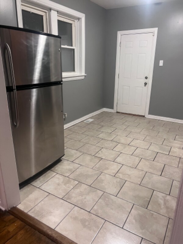 Building Photo - 8236 S Ellis Ave