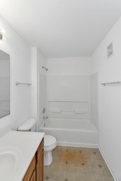 Building Photo - 136 Bertram Dr