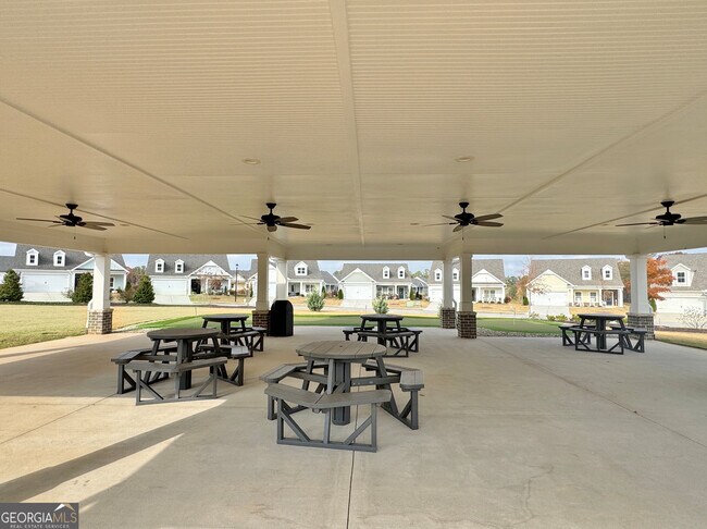 Building Photo - 190 Redhaven Dr