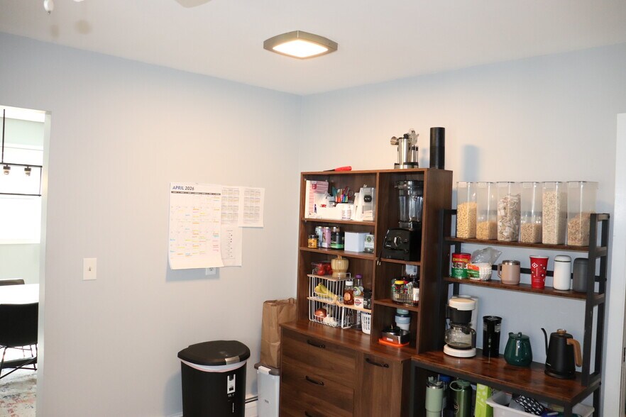 Building Photo - 442 Surrey Ln