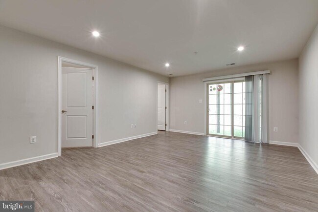 Building Photo - 3004 Cornfield Ave