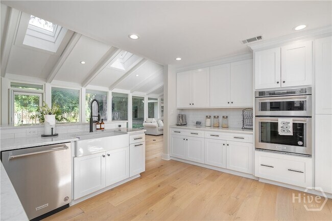 Building Photo - 10 Howley Ln