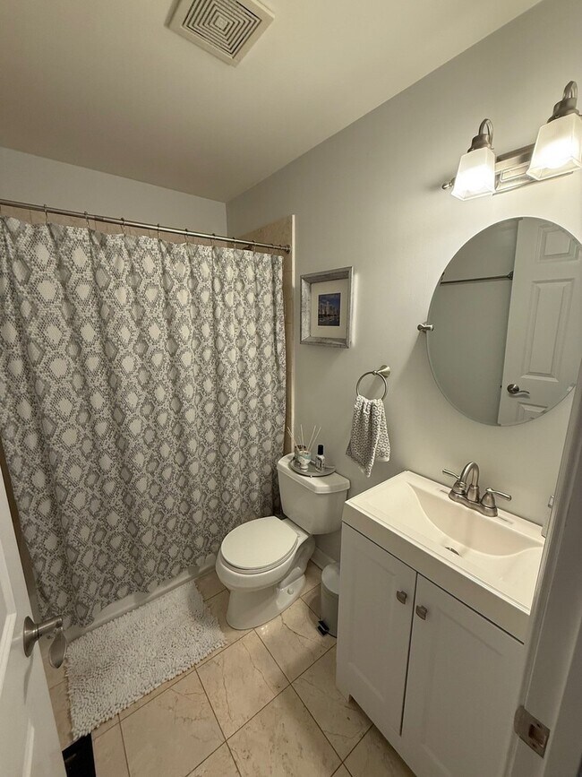 Building Photo - 1319 N Bosworth Ave