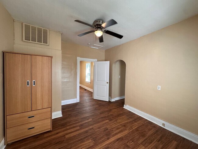 Building Photo - Charming Prospect Cottage with Spacious Yard