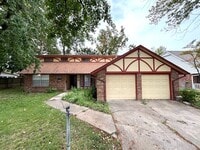 Building Photo - Impressive 5 Bedrooms & 3 full Bathroom Home