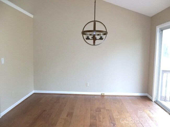 Building Photo - 115 W Bank Dr