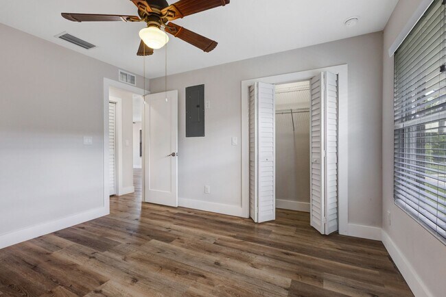 Building Photo - ** NEAR DOWNTOWN ** 2 BED / 2 BATH CONDO -...