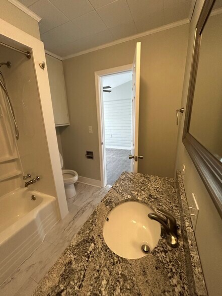 Building Photo - 600 Villard Dr