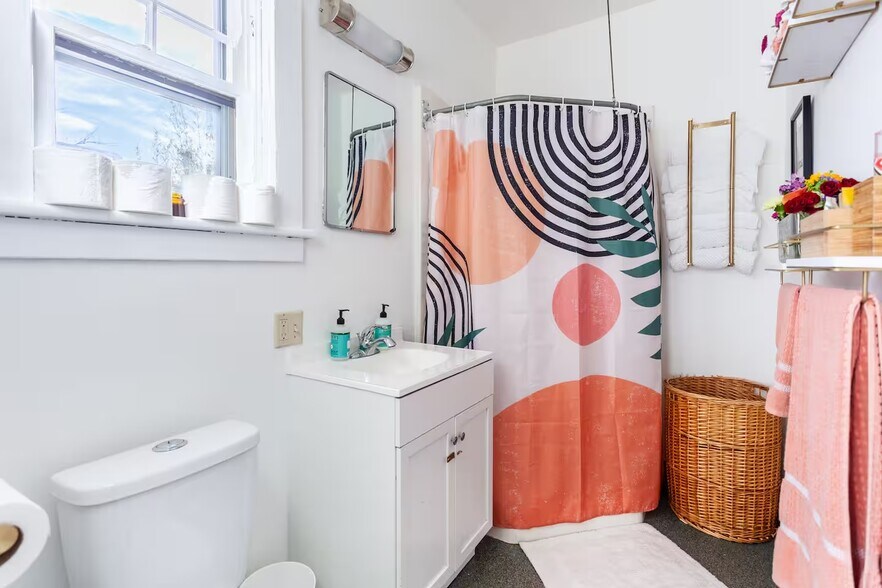 Building Photo - 1322 NE Skidmore St