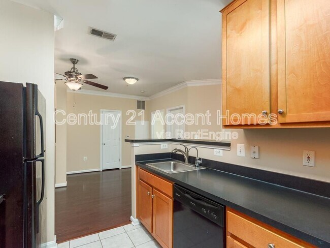 Building Photo - 4862 Eisenhower Ave
