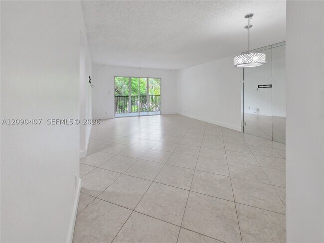 Building Photo - 2212 S Cypress Bend Dr