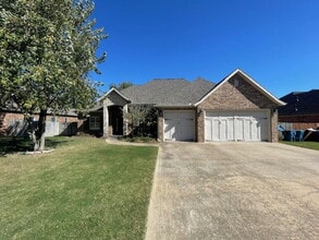 Building Photo - 3909 SW Sycamore St