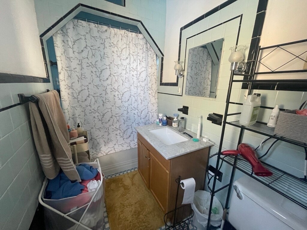 Building Photo - 64 Coolidge St