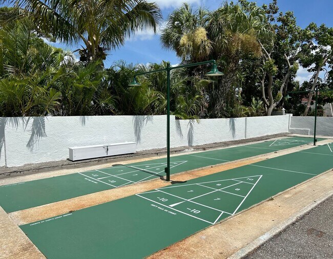 Building Photo - Updated 1 Bed/1.5 Bath Near the Beach! Great Amenities