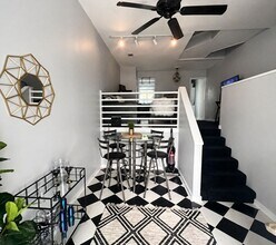 Building Photo - 2 bedroom 2.5 bath in College Town!! Walk to stadium! Available August 2026