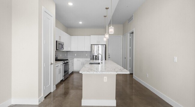 Building Photo - 1825 N San Jacinto St