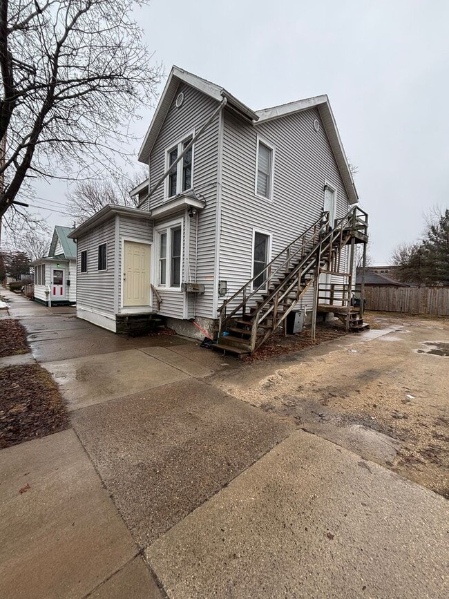 Building Photo - 810 Cameron Ave