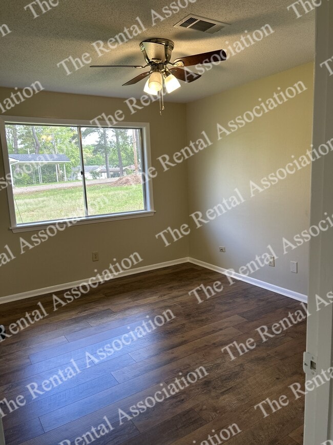 Building Photo - 1801 Roosevelt Dr