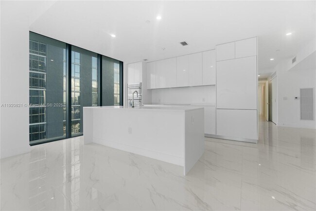 Building Photo - 700 NE 24th St