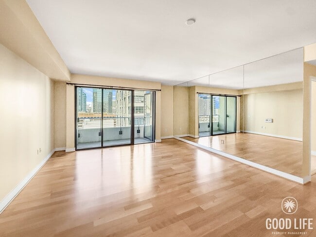 Building Photo - Downtown Luxury Living – 2B/2BA Condo with...
