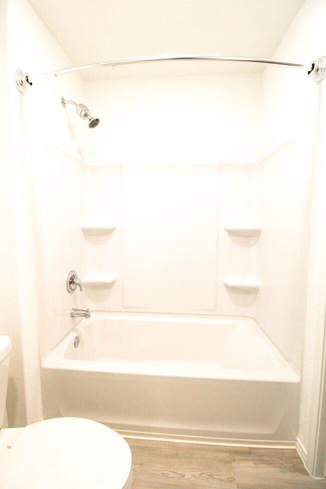 Building Photo - ************Move In Special- 2 WEEKS FREE!!!!************