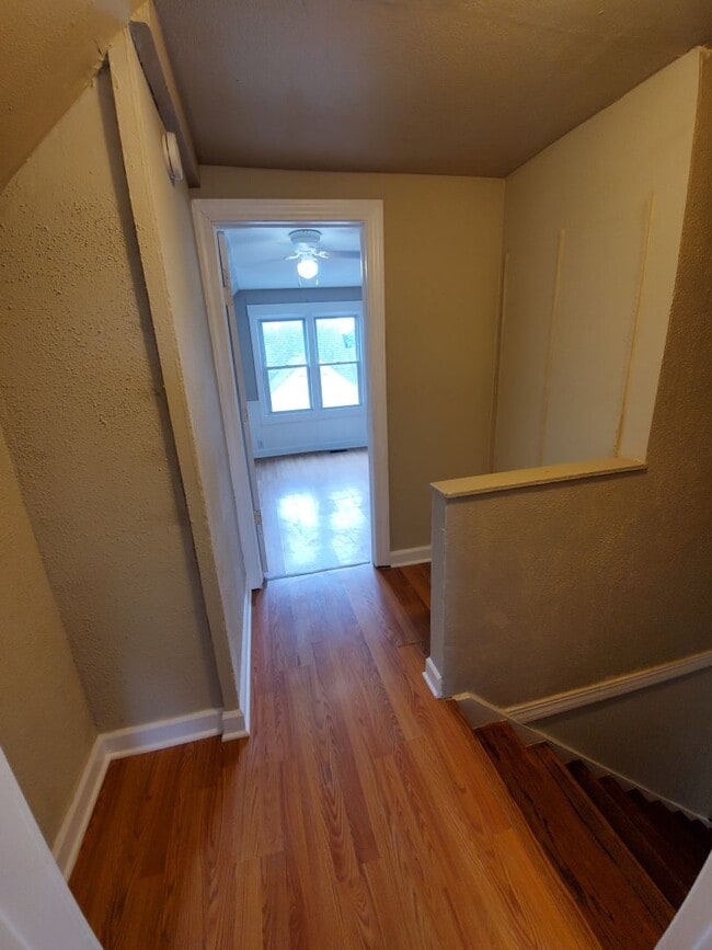 Building Photo - 4 Bedroom 1 Bath Home