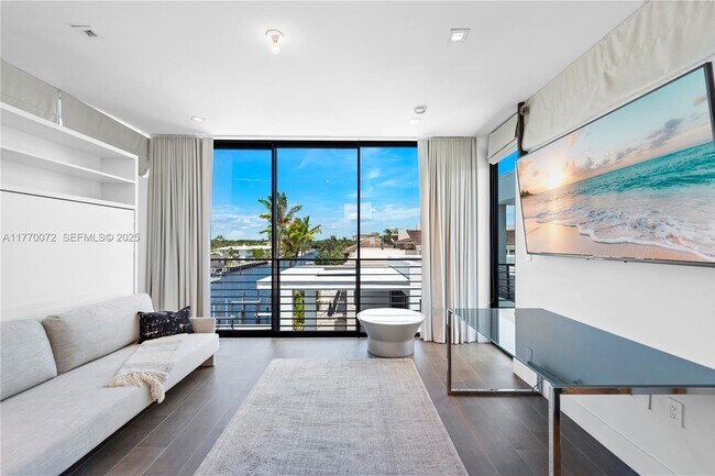 Building Photo - 1400 Bayview Dr