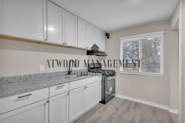 Building Photo - This beautifully updated 4-bedroom, 1-bath single-family home is ready for move-in!