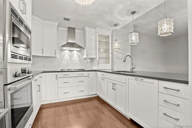 Building Photo - 10 Byron Pl