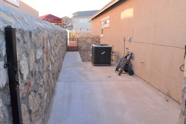 Building Photo - 14350 N Cave Dr