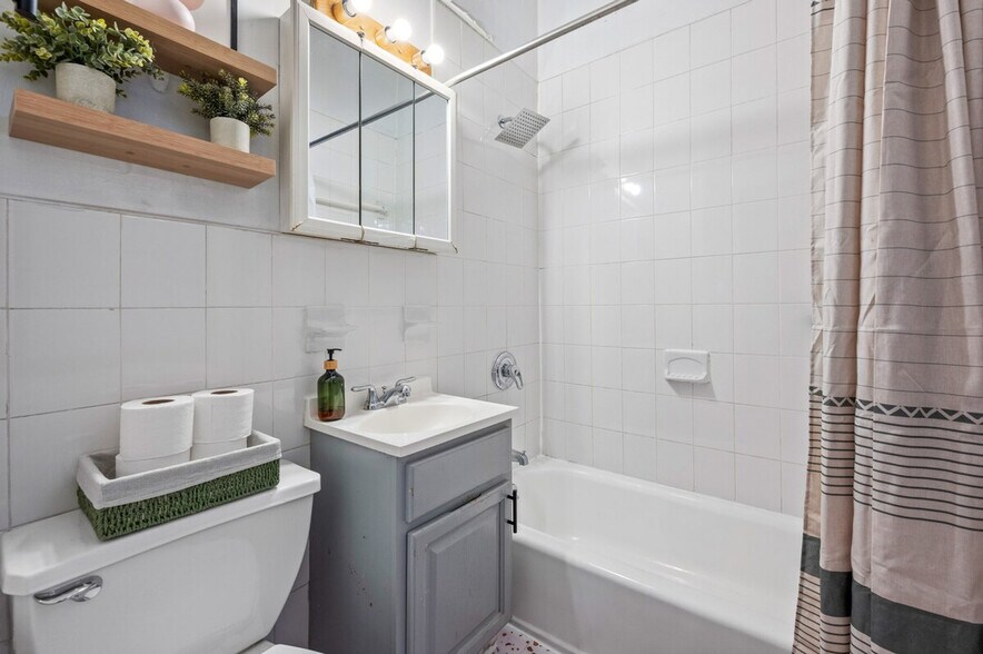 Building Photo - 639 2nd Ave