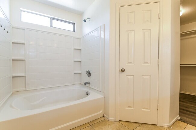 Building Photo - 5206 W Glass Ln