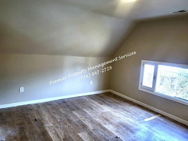 Building Photo - 709 Maplewood Ave