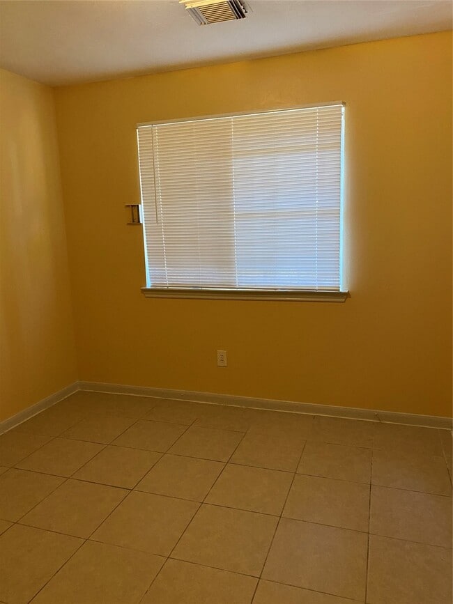 Building Photo - 6303 Southwood Ct S