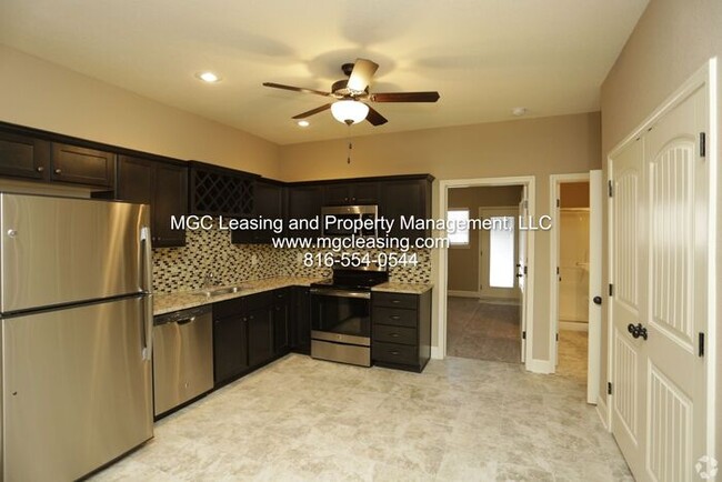 Building Photo - Eagle Creek Townhome with primary bedroom and bath on 1st level! June Specials Available