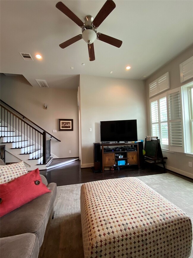 Building Photo - 115 E 2nd St