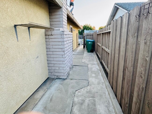 Building Photo - 1530 Burgundy Dr