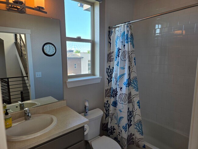 Building Photo - Amazing townhome in Central Park near Nort...