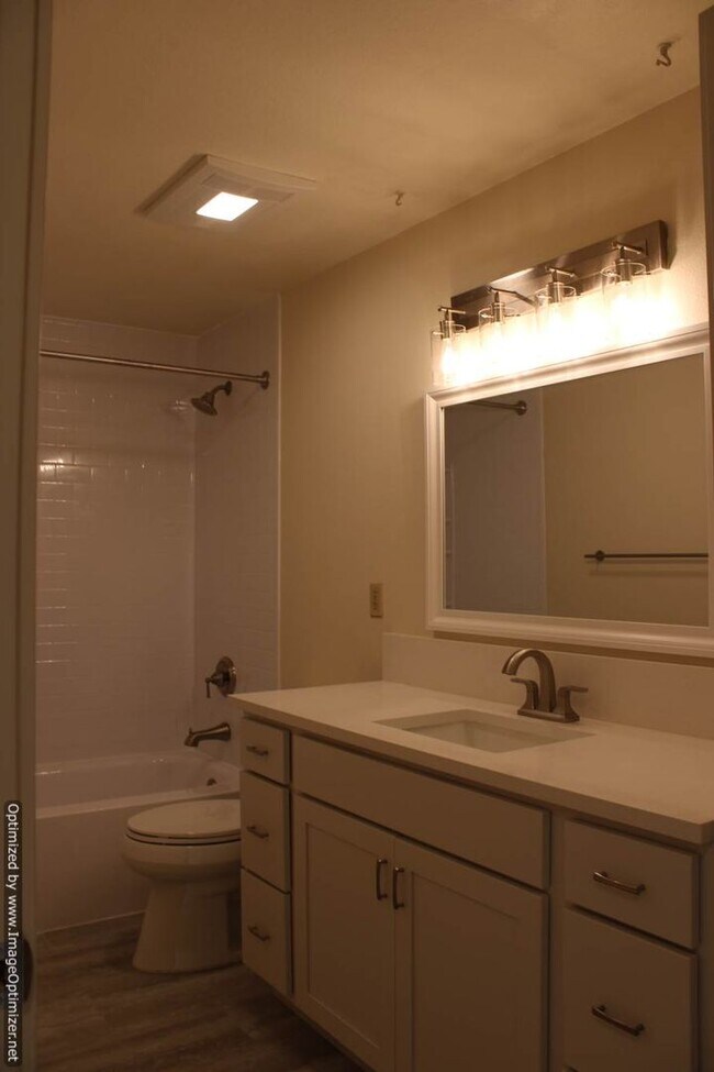 Building Photo - Updated One-Story 2-Bedroom Duplex with Ga...