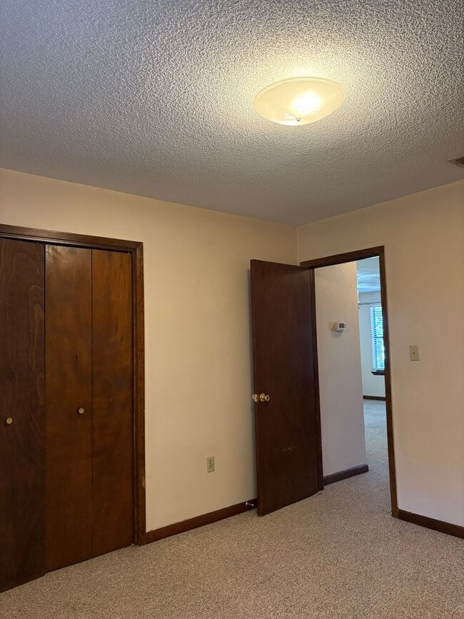 Building Photo - Quaint 2 Bedroom Duplex in Niceville!