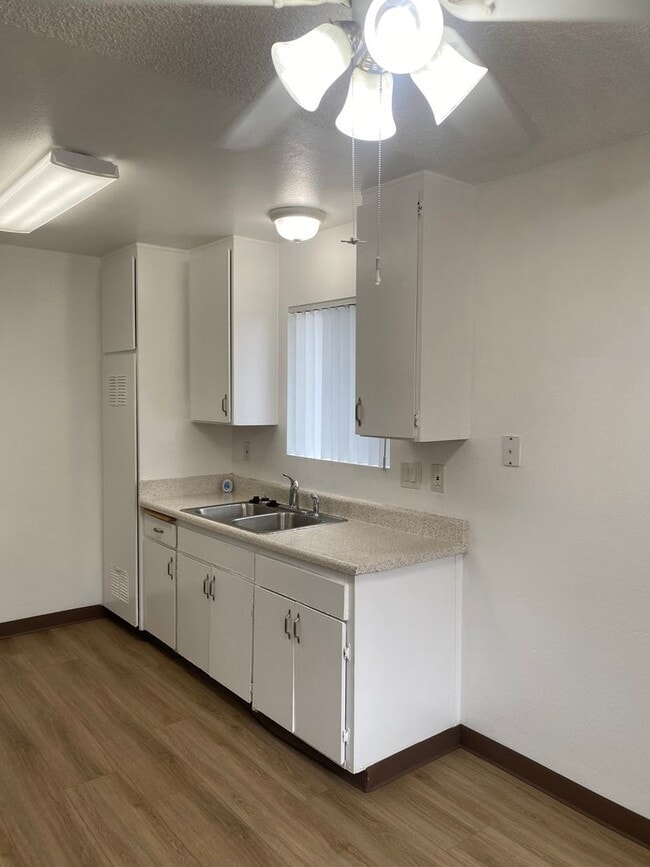 Building Photo - GRAND AVENUE (832)