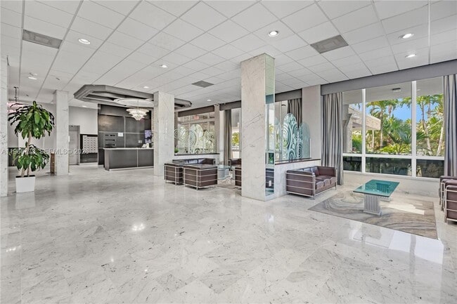 Building Photo - 5001 Collins Ave