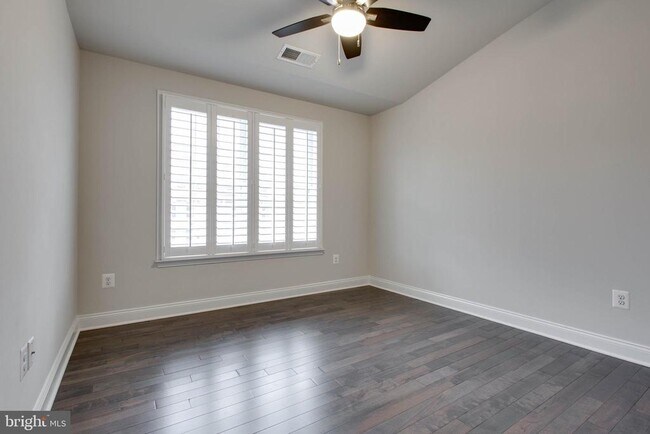 Building Photo - 8526 Pine Springs Dr