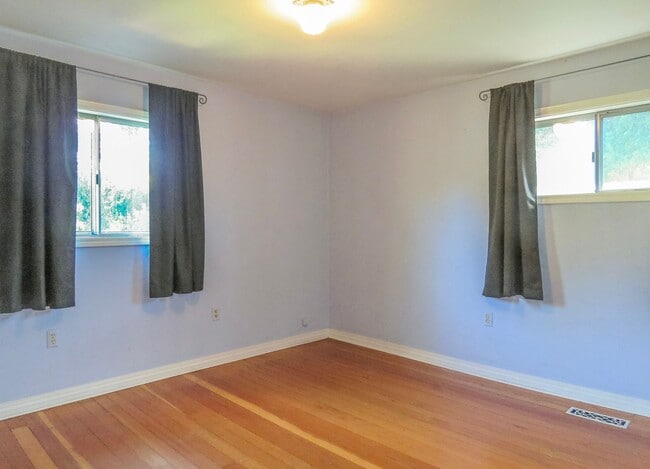 Building Photo - *** 4 Bedroom Sellwood Home ***