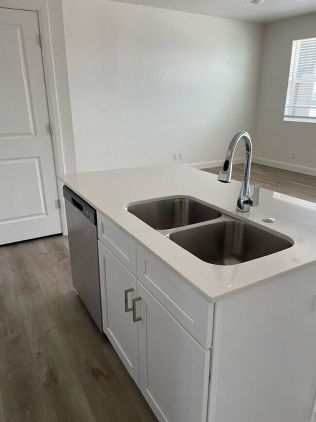 Building Photo - 3 Bedroom Condo in Desert Color with Flexible 6-12 Month Lease