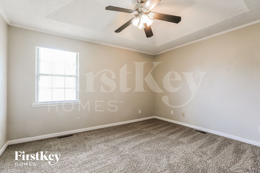 Building Photo - 704 Autumn Dr